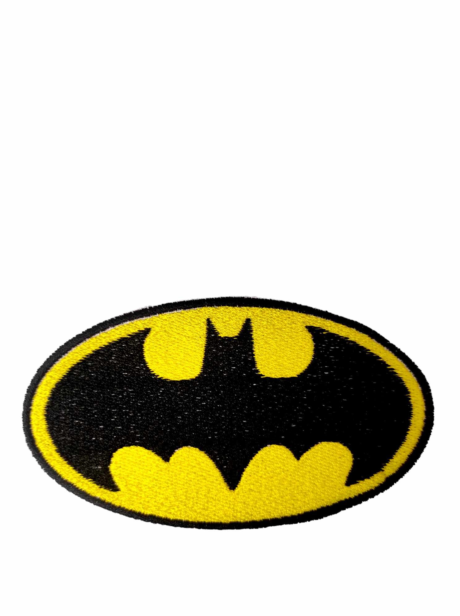 Czarno-żółta naszywka z logo Batmana, wykonana techniką haftu na białym tle.