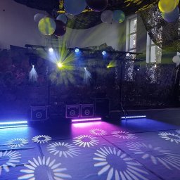 Piotr Wałowski - Maverick Guy Music - Sala udekorowana na imprezę z profesjonalnym oświetleniem: reflektory, belki LED, dekoracje z siatki maskującej i balonów.