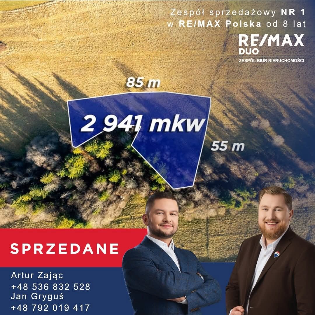 Sprzedana działka 2941 mkw, widok z lotu ptaka, oznaczone wymiary 85x55m, logo RE/MAX DUO, zdjęcia agentów Artura Zająca i Jana Gryguś.