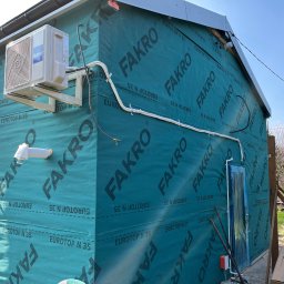 Przykładowy montaż jednostki zewnętrznej z instalacją która będzie schowana pod ociepleniem budynku 