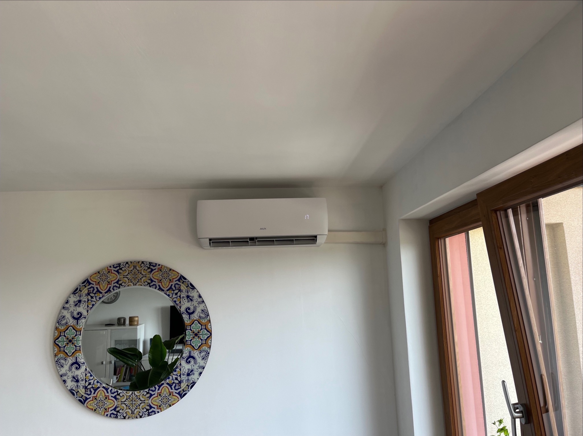 Przykładowy montaż jednostki wewnętrznej z instalacją poprowadzoną w korytku