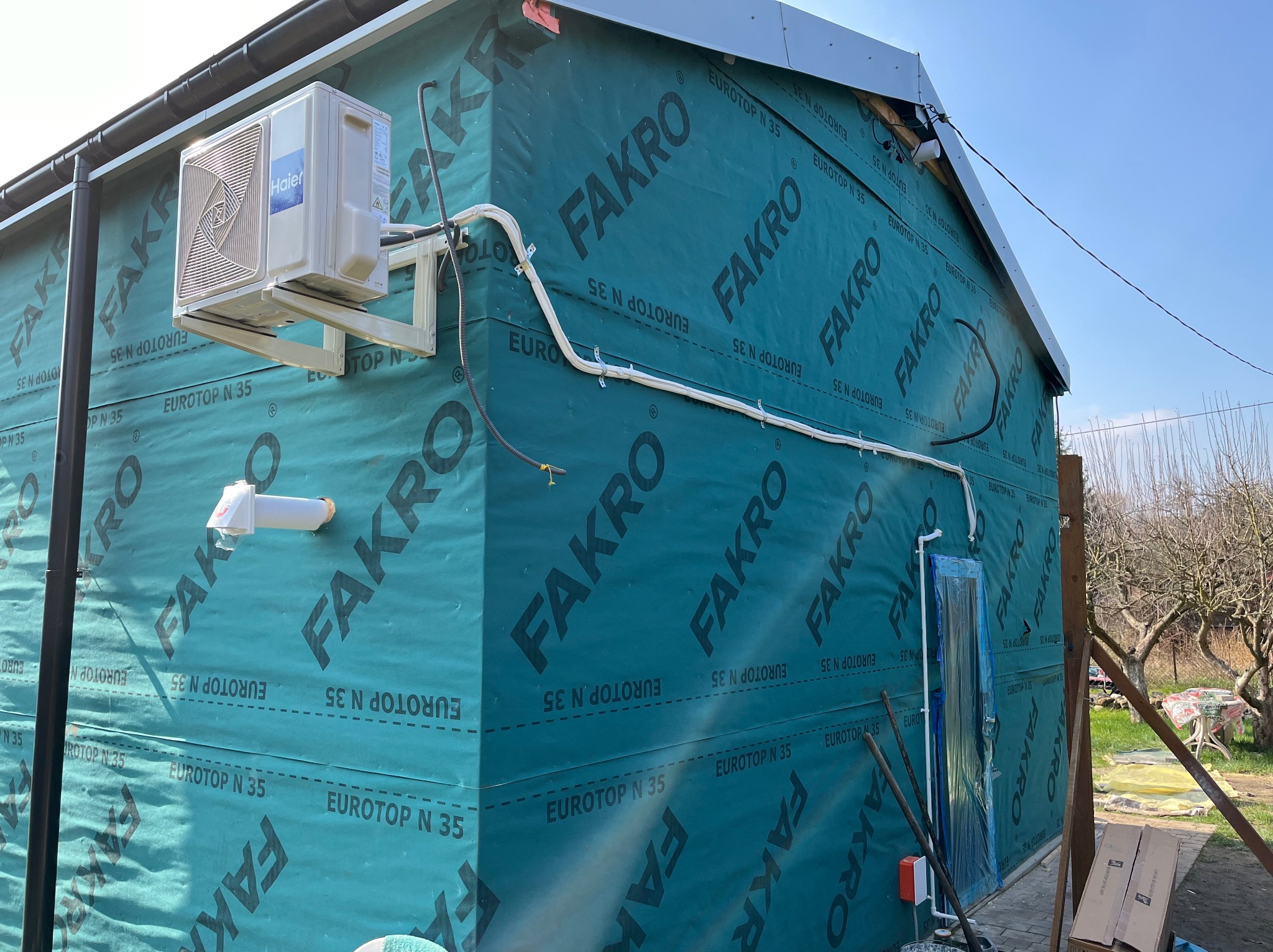 Przykładowy montaż jednostki zewnętrznej z instalacją która będzie schowana pod ociepleniem budynku