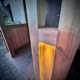 Kompleksowa odbudowa ganku pod czujnym okiem konserwatora zabytków. Powiększona i uzupełniona o oświetlenie konstrukcja chroni teraz skutecznie przed deszczem sama pozostawają odporna na złe warunki pogodowe.