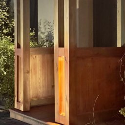 Kompleksowa odbudowa ganku pod czujnym okiem konserwatora zabytków. Powiększona i uzupełniona o oświetlenie konstrukcja chroni teraz skutecznie przed deszczem sama pozostawają odporna na złe warunki pogodowe.