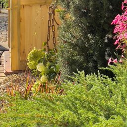 Kompleksowa odbudowa ganku pod czujnym okiem konserwatora zabytków. Powiększona i uzupełniona o oświetlenie konstrukcja chroni teraz skutecznie przed deszczem sama pozostawają odporna na złe warunki pogodowe.