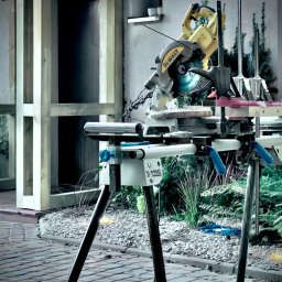 Kompleksowa odbudowa ganku pod czujnym okiem konserwatora zabytków. Powiększona i uzupełniona o oświetlenie konstrukcja chroni teraz skutecznie przed deszczem sama pozostawają odporna na złe warunki pogodowe.