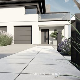 GARDEN STUDIO - Nowoczesny dom z minimalistycznym ogrodem: ozdobne trawy, lawenda i bonsai w donicach, wyłożony jasnoszarymi płytami chodnik.
