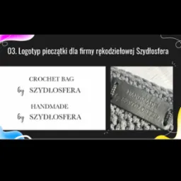 Projekt logo i etykiety dla firmy rękodzielniczej z nazwą 'Szydłosfera', prezentujące gotowy produkt - szarą, robioną na szydełku torbę z metalową etykietą.
