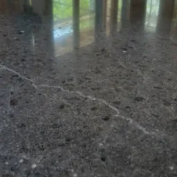 Beton polerowany metodą mechaniczną.