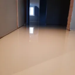 Beżowy poliureran wylewany