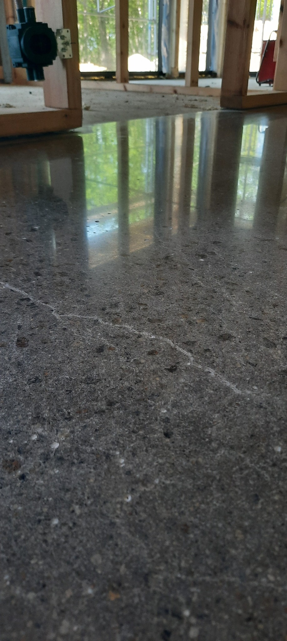 Beton polerowany metodą mechaniczną.