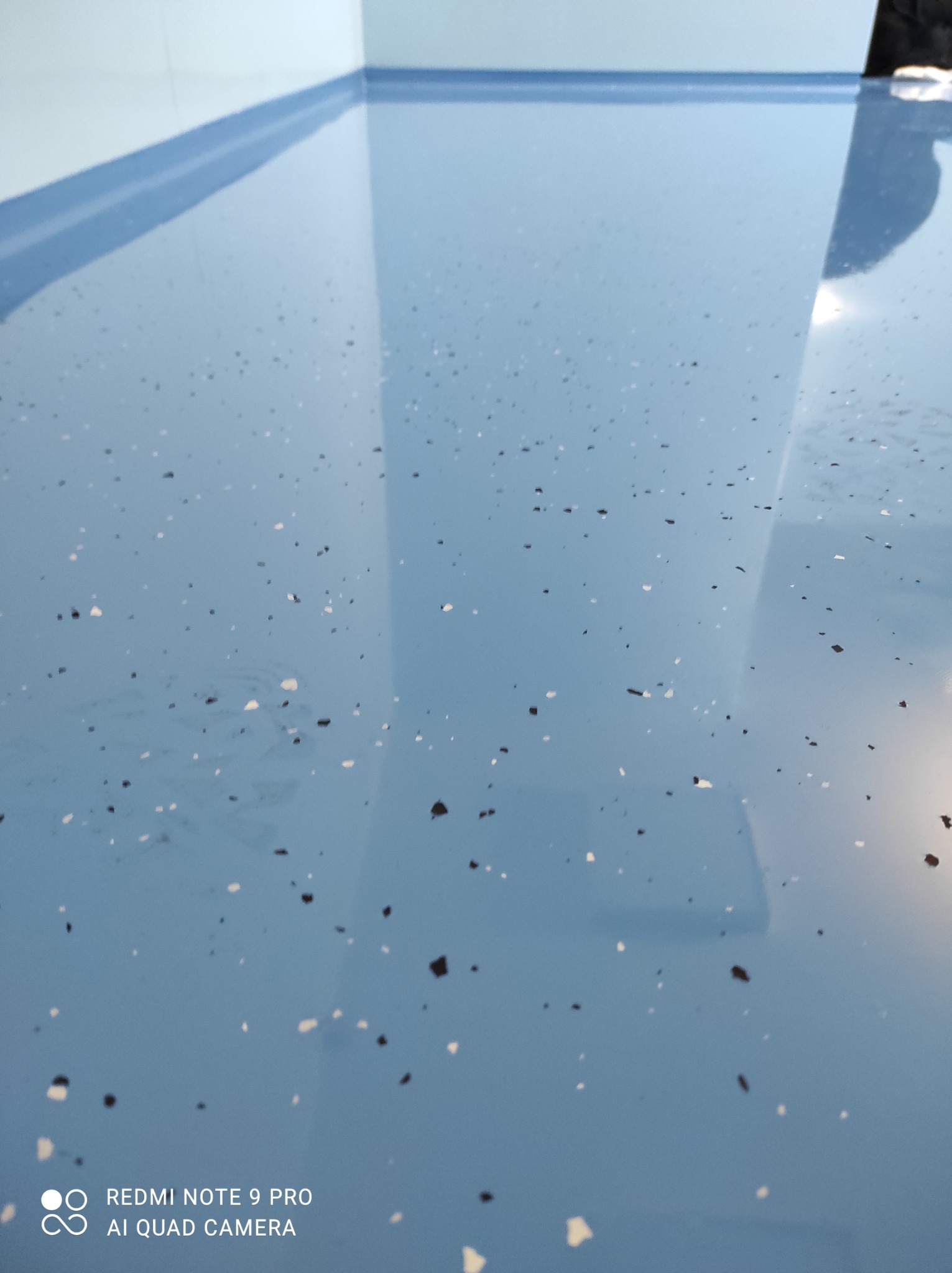 Epoksyd wylewany że dekoracja platkow białych szarych i czarnych