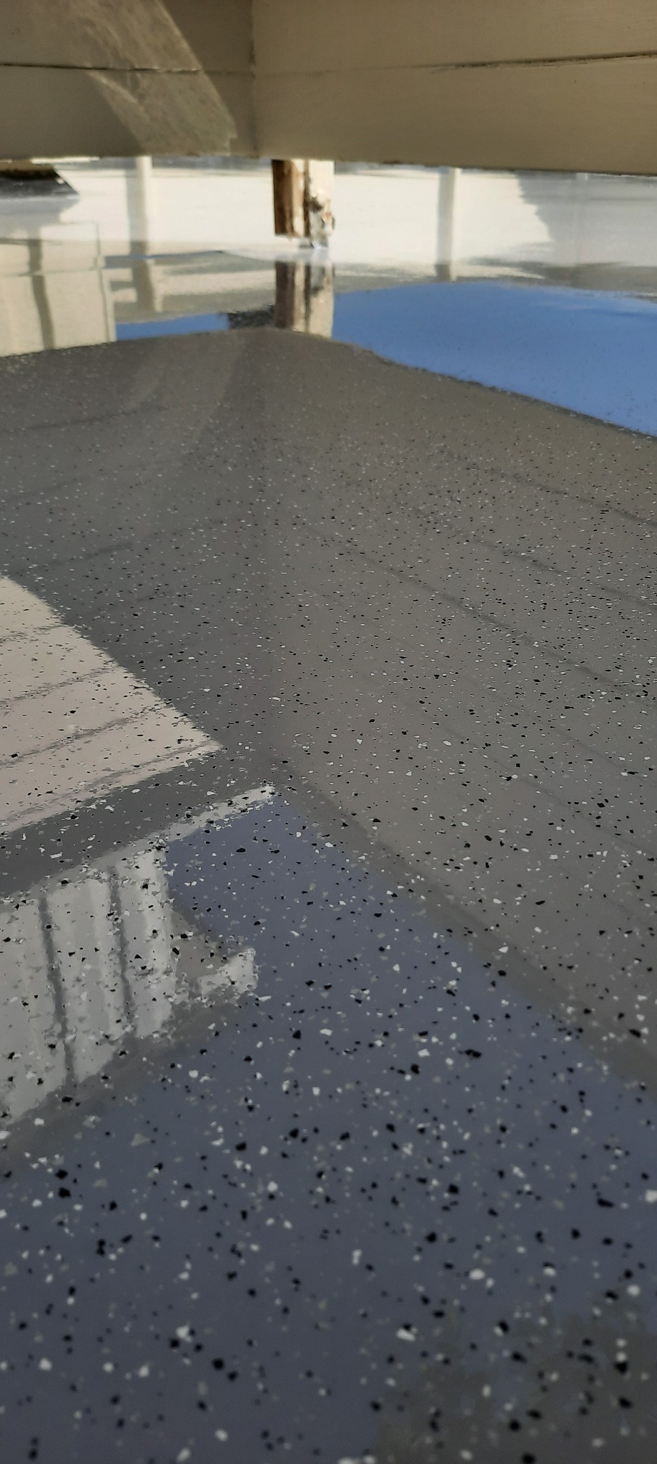 Poliureran wylewany z dodatkiem płatków