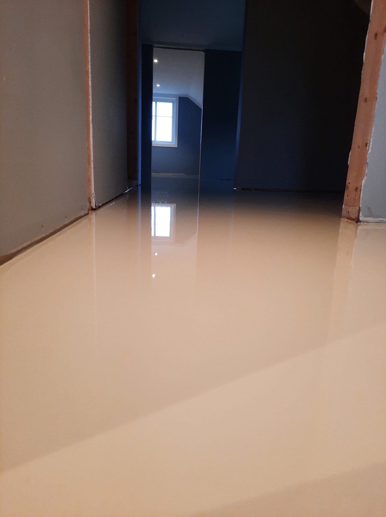 Beżowy poliureran wylewany