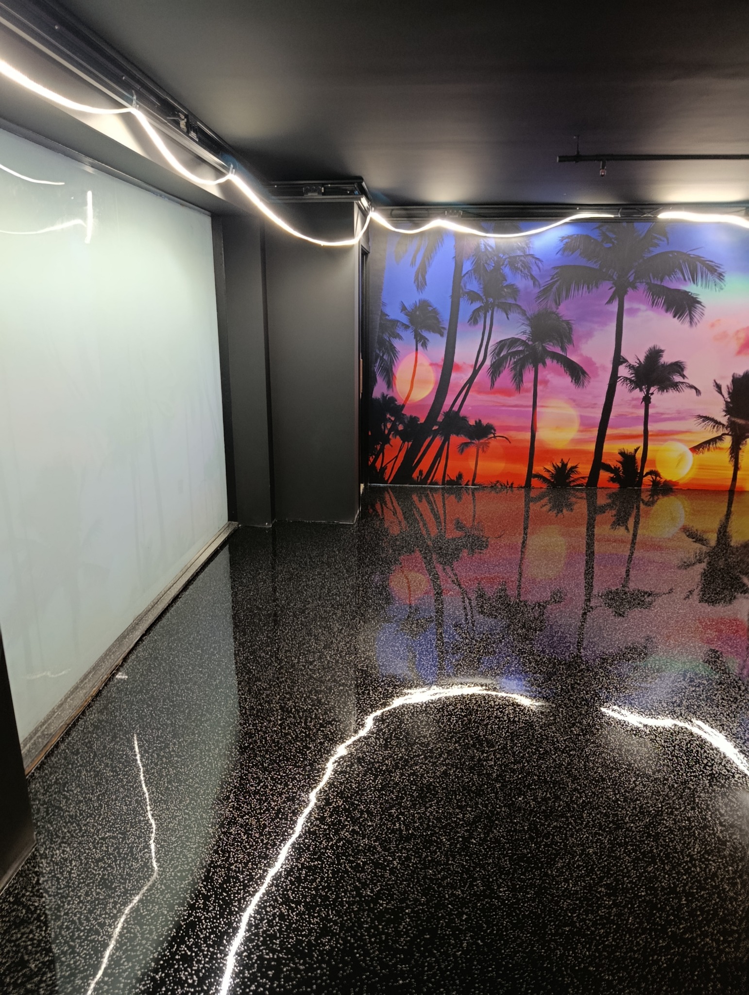 Czarna perła z dekoracją brokatu. Stavanger