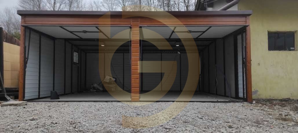 Dwustanowiskowy garaż blaszany z brązowymi elementami wykończeniowymi, otwarty, widok z zewnątrz na żwirowe podłoże.