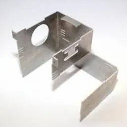 Dwa elementy metalowe, prawdopodobnie z aluminium lub stali nierdzewnej, wycięte i zagięte, z widocznymi otworami i nacięciami, ułożone na białym tle, wskazujące na precyzyjną obróbkę CNC.