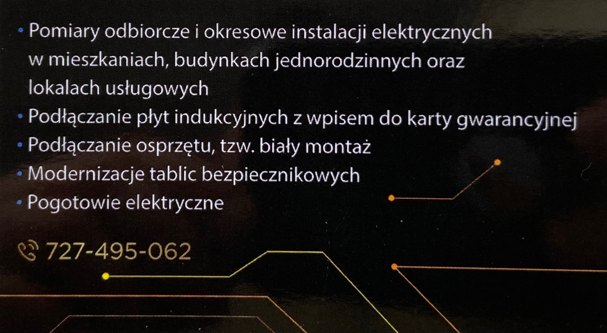 Czarna karta z listą usług elektrycznych, w tym pomiary odbiorcze, podłączanie płyt indukcyjnych i pogotowie elektryczne, oraz numer telefonu.