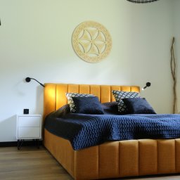 Łóżko w kolorze musztardowym wykonane dla projektantki wnętrz do jej domu.
