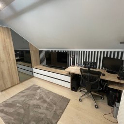 Meble Ledwoń Dawid Ledwoń - Pokój na poddaszu z szafą przesuwną z lustrem, biurkiem komputerowym i telewizorem na szafce RTV z białymi frontami.