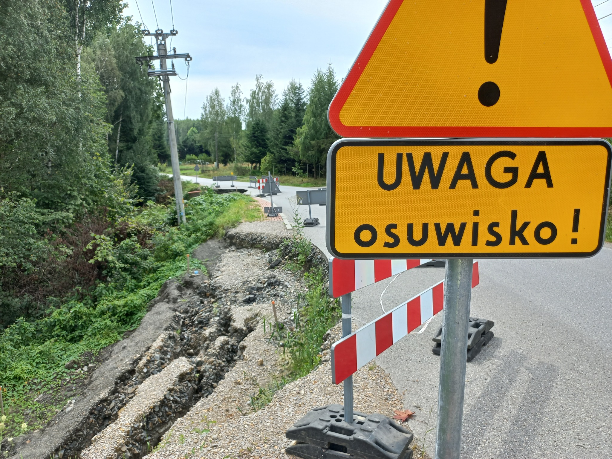Przykład świeżego osuwiska przy drodze krajowej