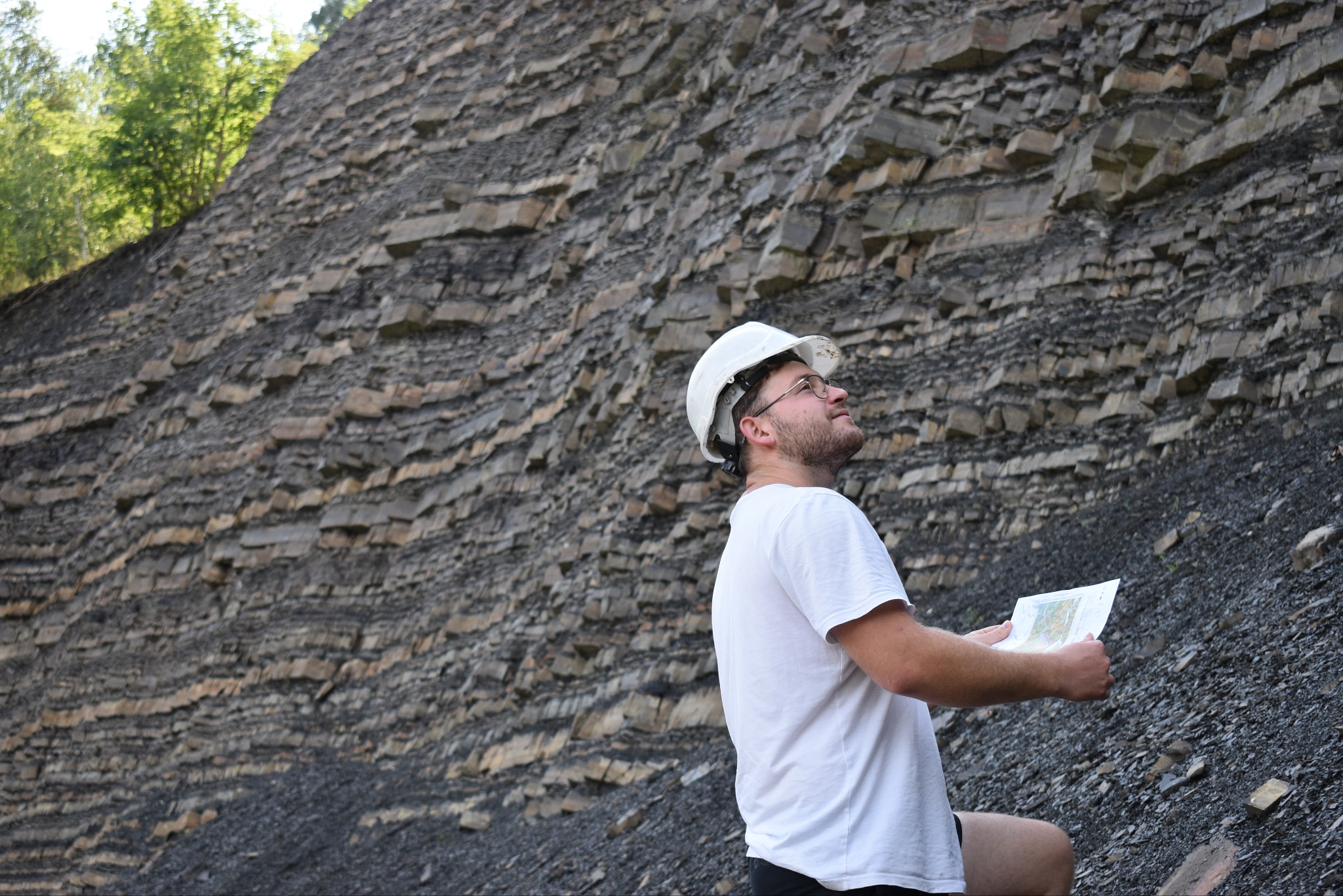 Analiza geologiczna układu warstw w kamieniołomie w Kozach