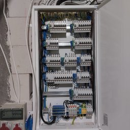 Bartosz Sobczak Instalacje elektryczne LuxEnergy - Następnie powstała rozdzielnica w pełni przystosowana zarówno do współczesnych jak i przyszłych potrzeb domowników