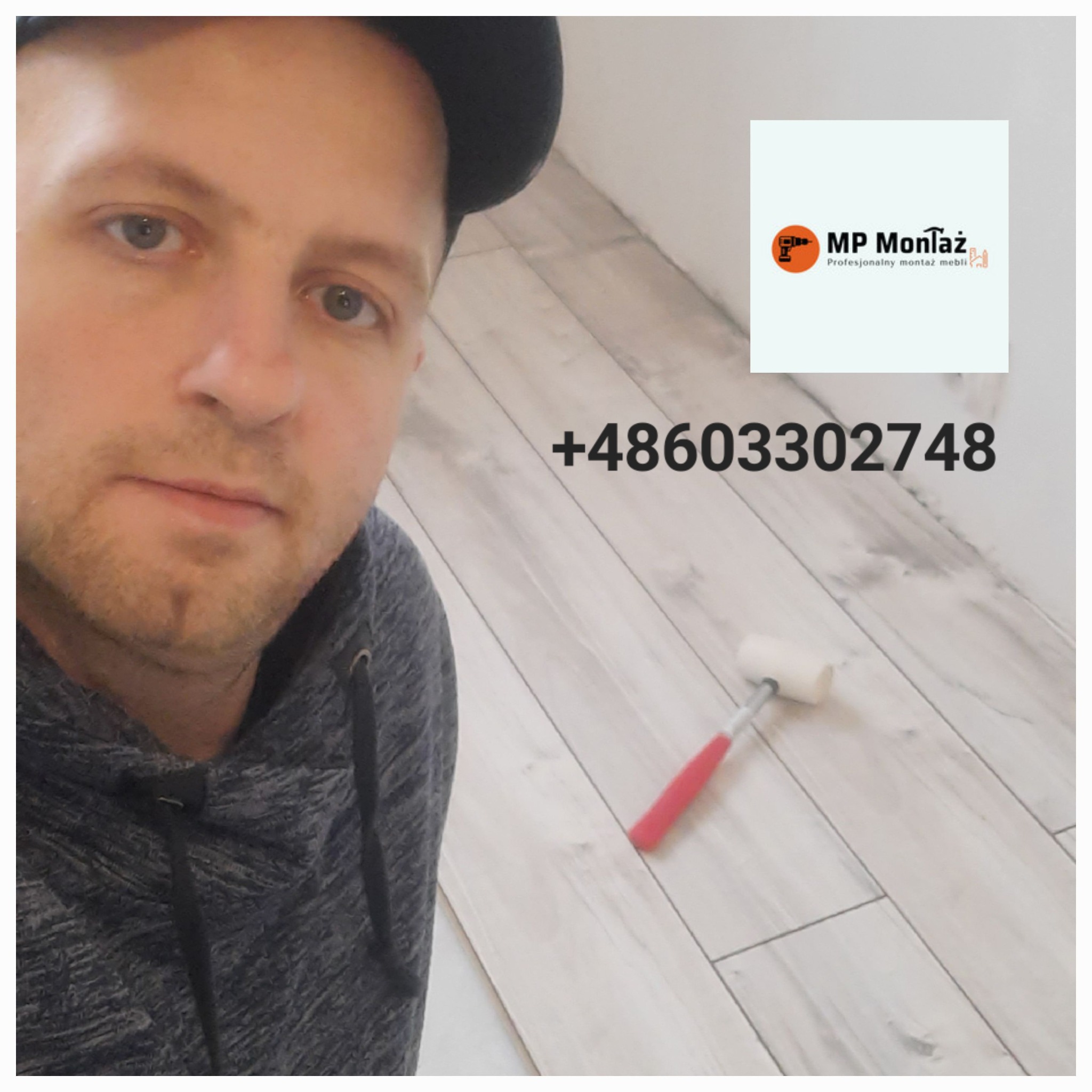 Mężczyzna w czapce robi selfie na tle nowej podłogi z paneli, obok wałek do malowania i logo firmy MP Montaż oraz numer telefonu.