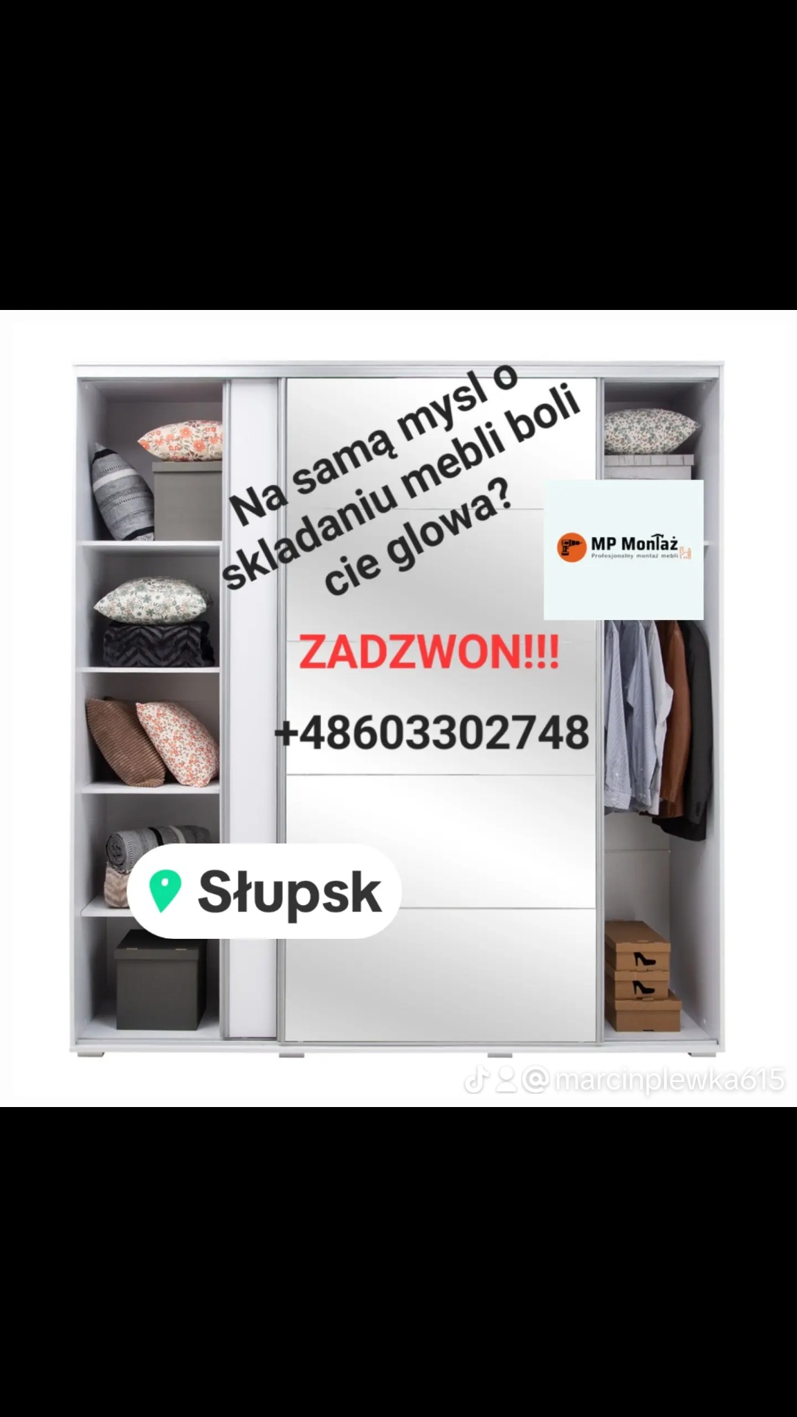 Biała szafa przesuwna z lustrem, wypełniona poduszkami, ubraniami i pudełkami, z reklamowym napisem i logo firmy MP Montaż oferującej profesjonalny montaż mebli w Słupsku, numer telefonu.