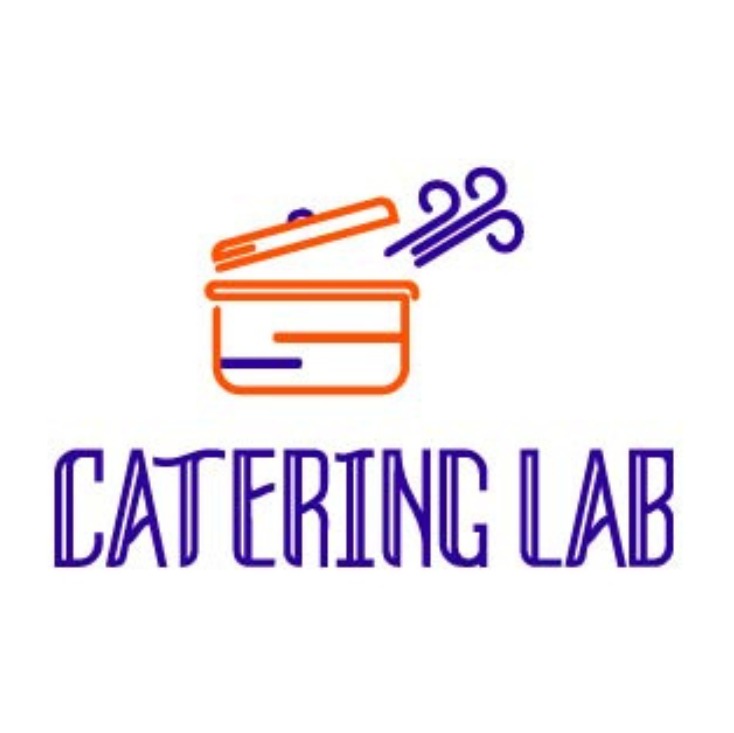 Logo firmy Catering Lab z otwartym garnkiem, z którego wydobywa się para, wykonane w kolorach pomarańczowym i niebieskim.