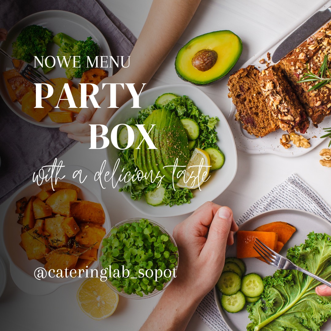 Widok z góry na aranżację talerzy z różnorodnymi daniami: sałatka z awokado i ogórkiem, pieczone warzywa korzeniowe, chleb bananowy z orzechami włoskimi, kiełki, wszystko na białym tle,...