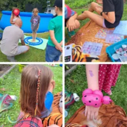 Czteropanelowe zdjęcie przedstawia: dziewczynkę stojącą na macie przed basenem, dzieci siedzące na kocu z koralikami i akcesoriami do robienia biżuterii, dziewczynkę z kolorowym warkoczem we...