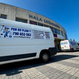 Pan do Plam Kompleksowo dla Czystości Artur Janiec - Dwa busy firm sprzątających na kostce brukowej przed Halą Legionów w Kielcach. Na busach reklamy usług prania tapicerki, dywanów i usuwania plam.