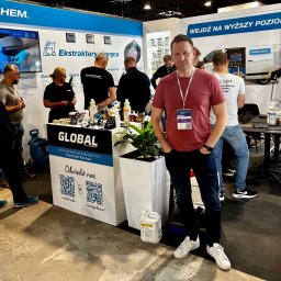 Pan do Plam Kompleksowo dla Czystości Artur Janiec - Stoisko firmy Prochem na targach z ekspozycją ekstraktorów i chemii do czyszczenia. W tle pracownicy, na pierwszym planie mężczyzna z identyfikatorem.
