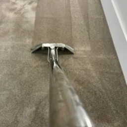 Pranie dywanu w Szydłowcu za pomocą profesjonalnego sprzętu. Widoczna różnica w czystości po zabiegu.