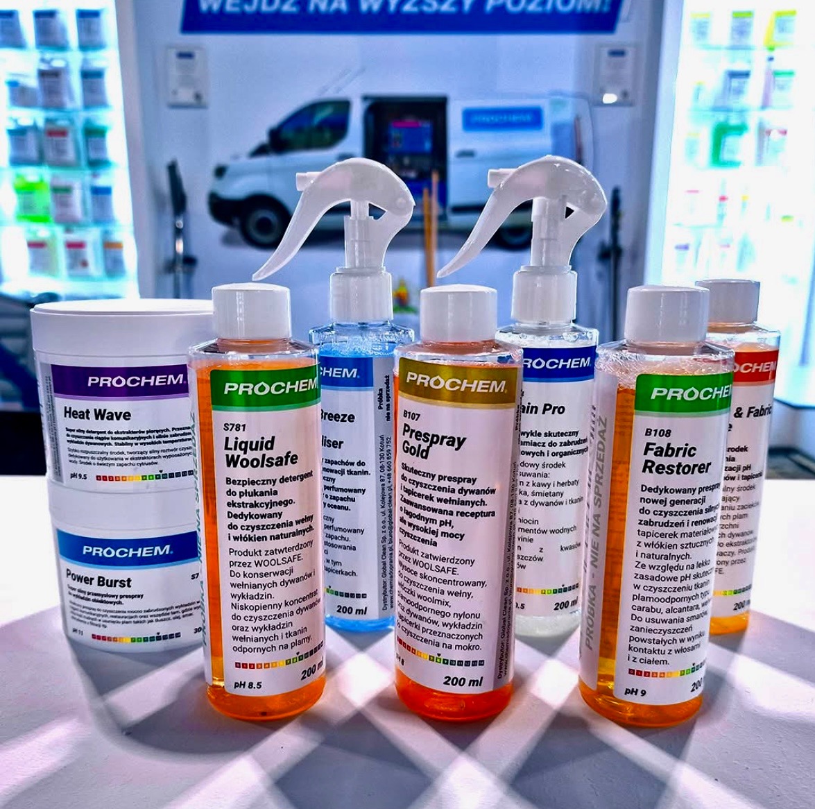Zestaw profesjonalnych środków czyszczących Prochem: płyny w butelkach i proszki w pojemnikach, dedykowane do prania dywanów, tapicerek i tkanin. Etykiety w języku polskim.