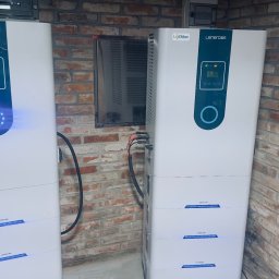 Dwa Magazyny energii pracujące już 2 lata. Współpracują  z 30 kWp PV, systemem inteligentnego sterowania domu oraz  pompami ciepła produkcji NIBE 16kW i Samsung 9kW.  