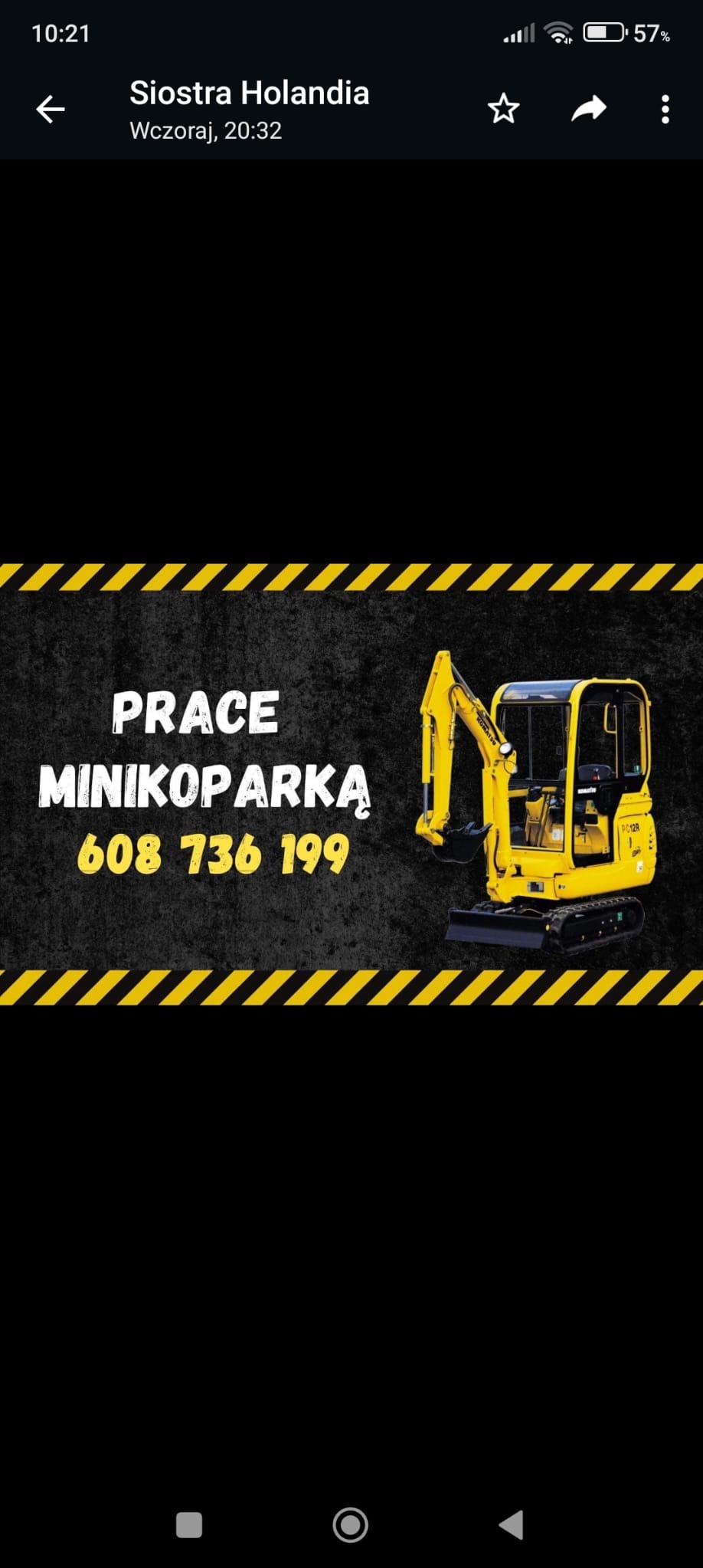 Grafika reklamowa z żółtą mini koparką Komatsu PC12R na czarnym tle z żółto-czarnymi pasami na górze i dole, napis 'PRACE MINIKOPARKĄ' i numer telefonu 608 736 199.