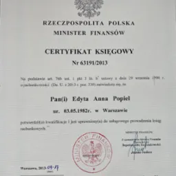 Skan certyfikatu księgowego wydanego przez Ministra Finansów Rzeczypospolitej Polskiej, numer 63191/2013, potwierdzającego kwalifikacje Edyty Anny Popiel do usługowego prowadzenia ksiąg...