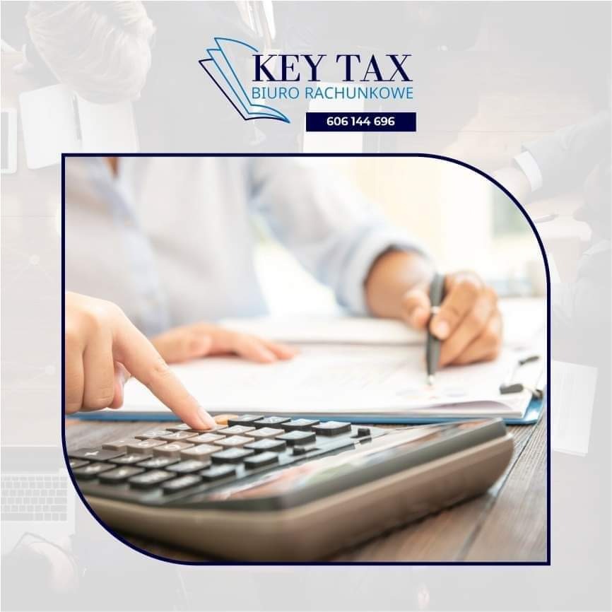 Palec wskazujący na kalkulatorze obok dokumentów i długopisu, w tle logo Key Tax Biuro Rachunkowe.