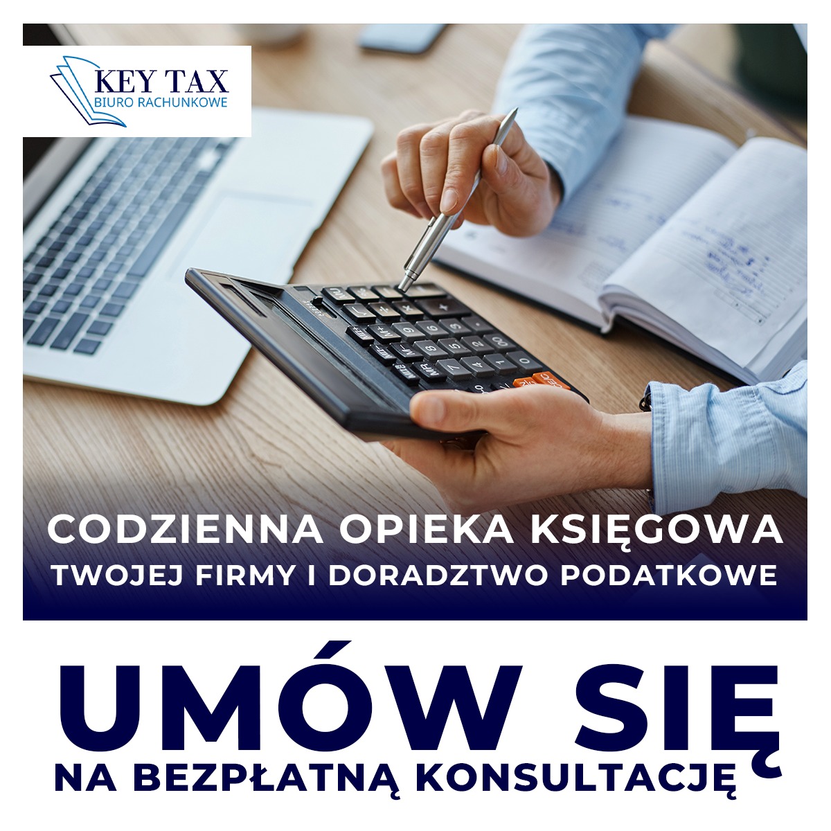Kalkulator w dłoni, długopis i otwarty notatnik na biurku z laptopem, logo firmy rachunkowej w rogu. Koncepcja codziennej opieki księgowej i doradztwa podatkowego.