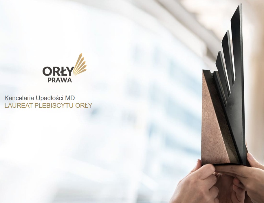 Nagroda 'Orły Prawa' w dłoniach, symbolizująca sukces kancelarii. Logo 'Orły Prawa' widoczne w tle, podkreślające prestiż i uznanie w branży prawniczej.