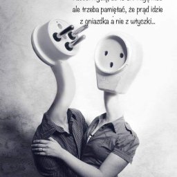 MARCIN MARAS - Abstrakcyjne, czarno-białe zdjęcie przedstawiające dwie osoby, których głowy zastąpiono wtyczką i gniazdkiem elektrycznym. Tekst na górze zdjęcia sugeruje, że prąd pochodzi z gniazdka, a nie...