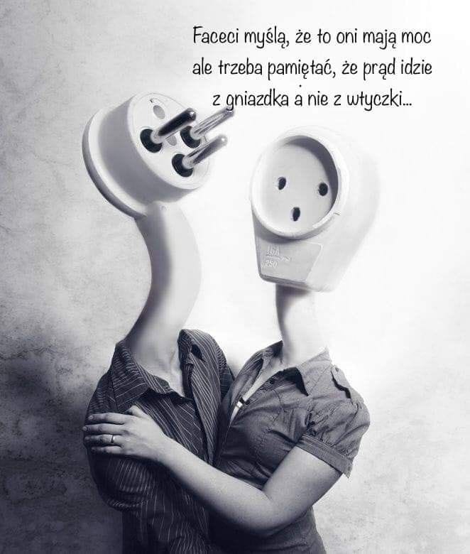 Abstrakcyjne, czarno-białe zdjęcie przedstawiające dwie osoby, których głowy zastąpiono wtyczką i gniazdkiem elektrycznym. Tekst na górze zdjęcia sugeruje, że prąd pochodzi z gniazdka, a nie...