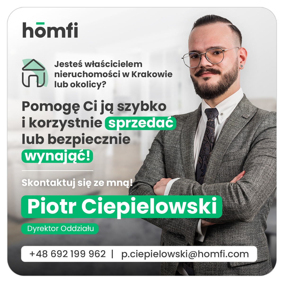 Portret mężczyzny w okularach i garniturze na tle tekstu reklamowego dotyczącego sprzedaży i wynajmu nieruchomości w Krakowie, z logo firmy Homfi.