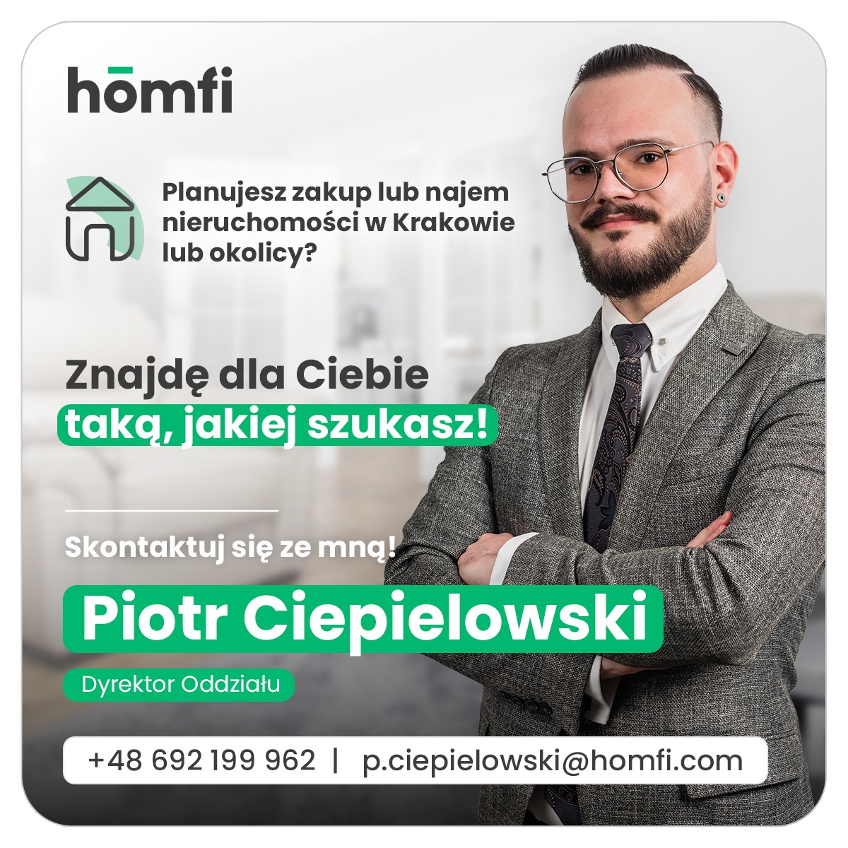 Mężczyzna w okularach i garniturze, z brodą, prezentujący ofertę agencji nieruchomości Homfi w Krakowie, z informacją o zakupie lub najmie nieruchomości.