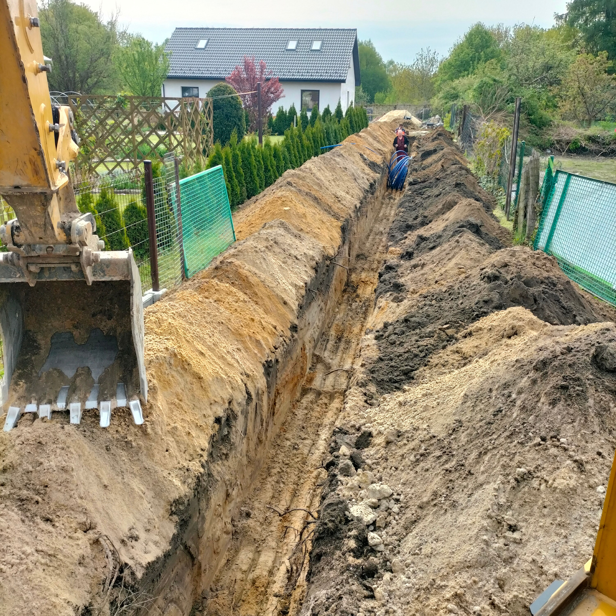 jeden wykop a dwa przyłącza. woda z prądem :D