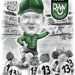 Zolart - Rysunek karykaturalny przedstawiający trenera piłkarskiego RKP ROW Rybnik z dużą głową, w zielonej bluzie i czapce, stojącego na boisku z piłką i grupą dzieci w koszulkach z numerem 13, w tle...