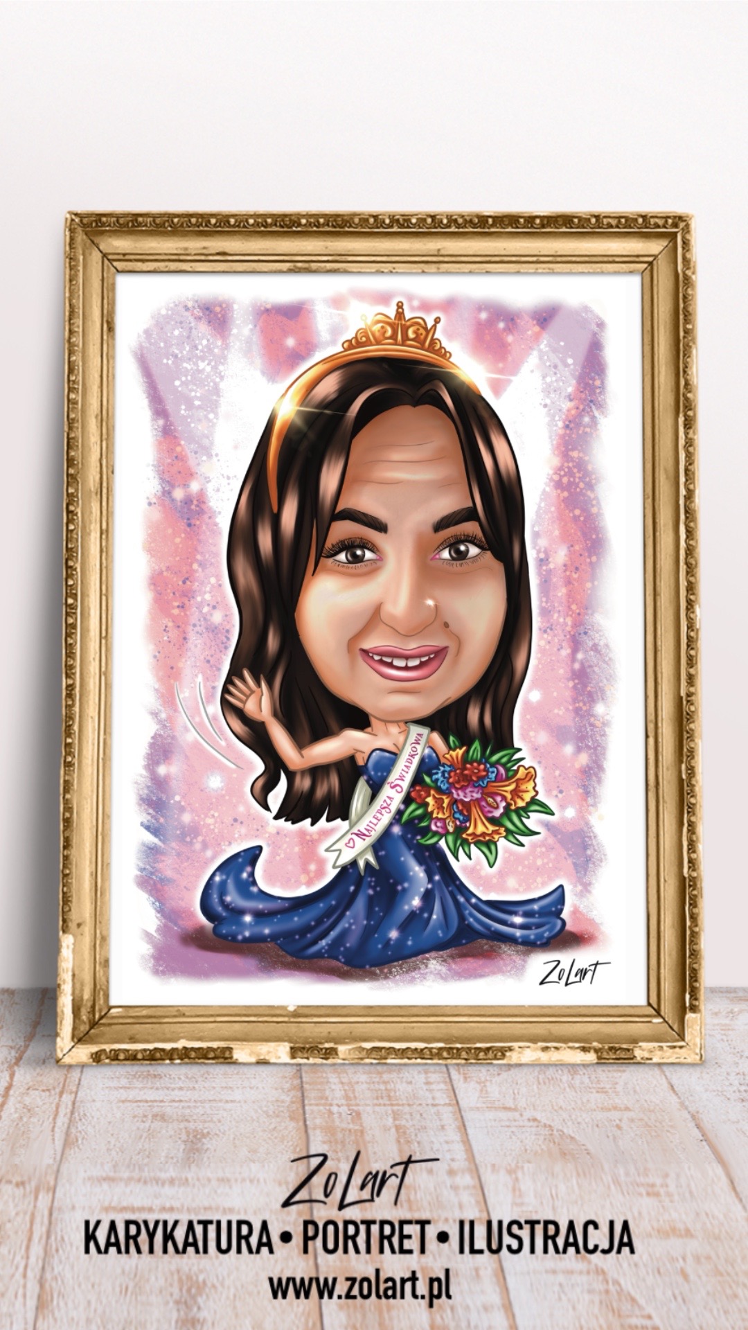 Karykatura kobiety w koronie i szarfie z napisem 'Najlepsza Świadkowa', trzymającej bukiet kwiatów, oprawiona w złotą ramę.