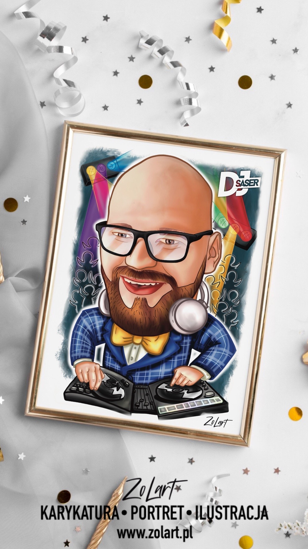 Oprawiona karykatura DJ'a z brodą, w okularach i muszce, miksującego muzykę na gramofonach, otoczona konfetti i wstążkami.